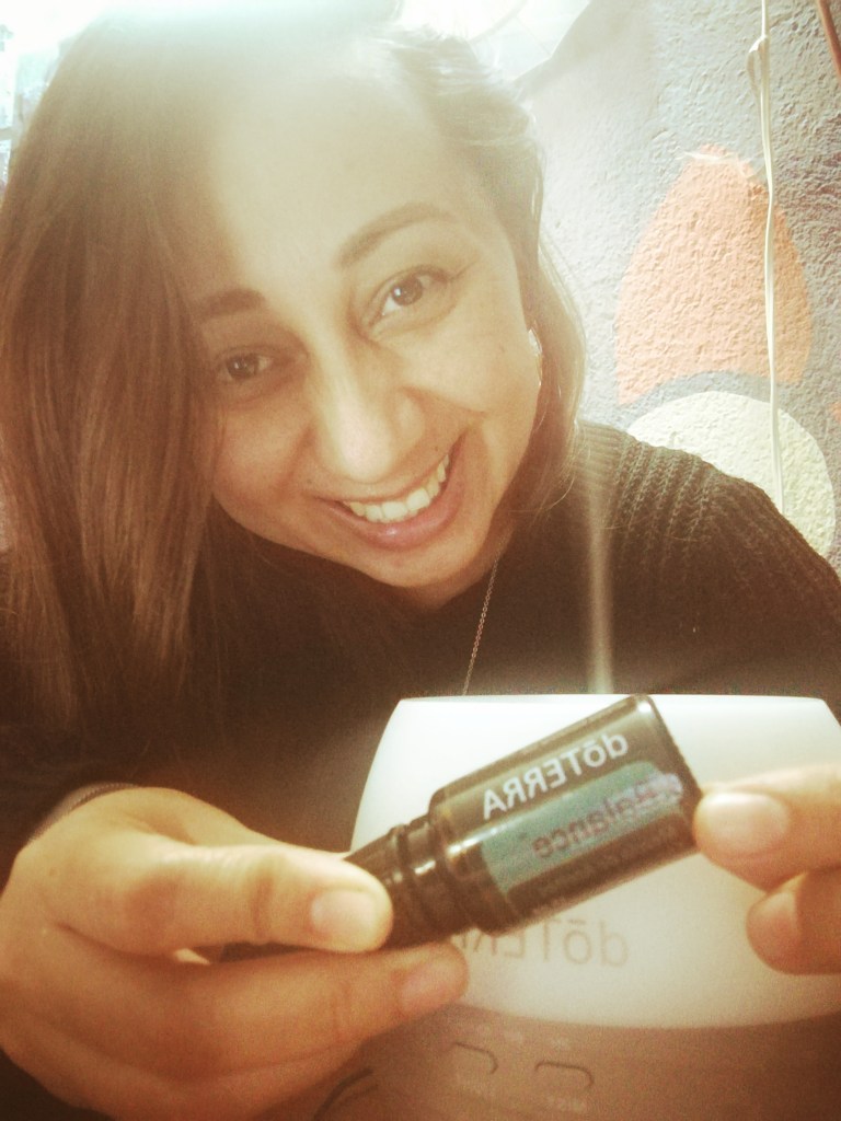 Chica feliz utilizando aceites esenciales según testimonio. 