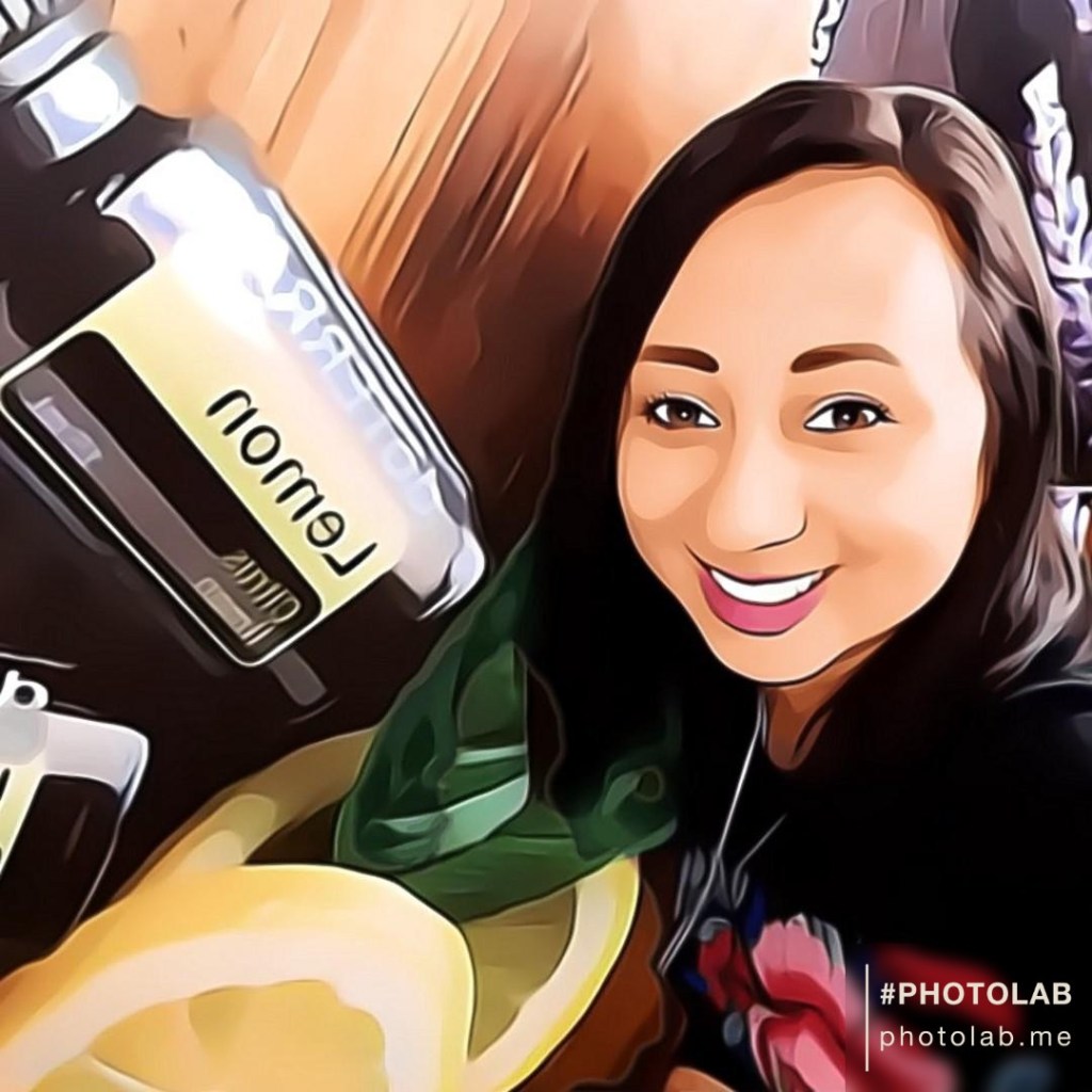 Chica feliz utilizando aceites esenciales según testimonio. 