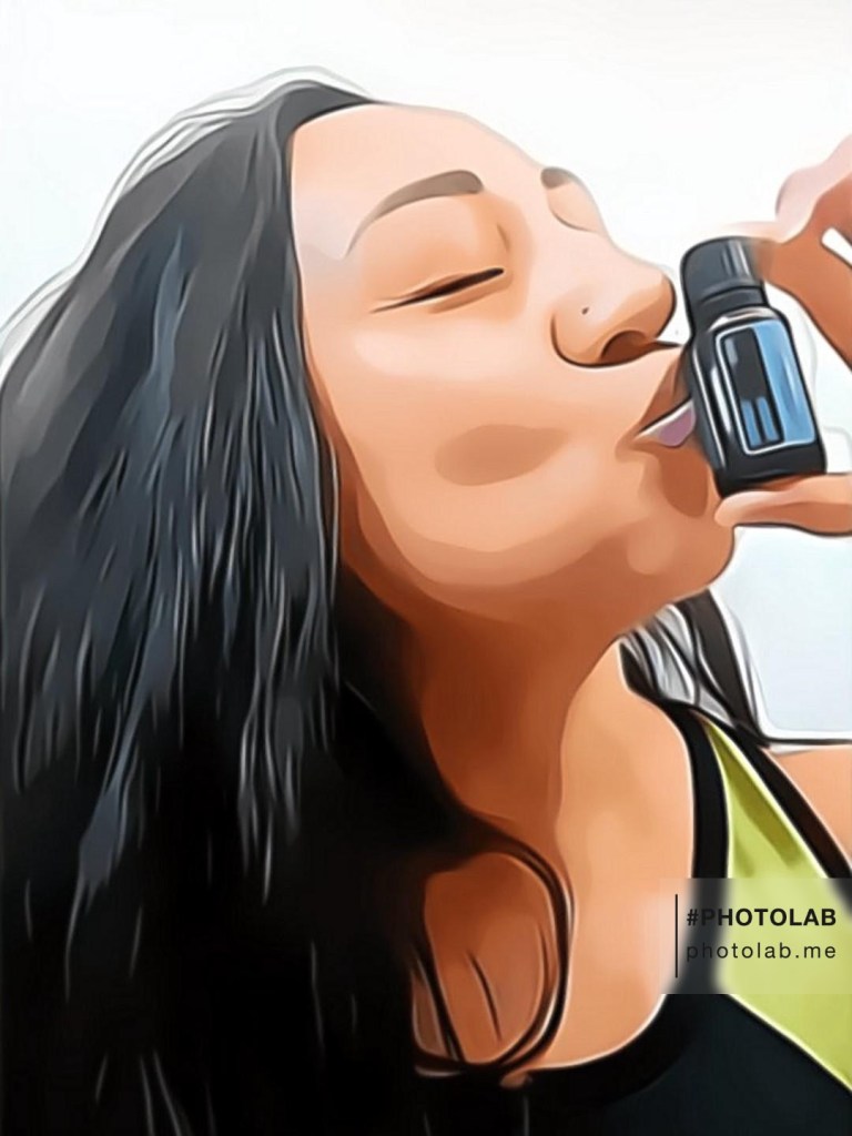 Chica feliz utilizando aceites esenciales según testimonio. 